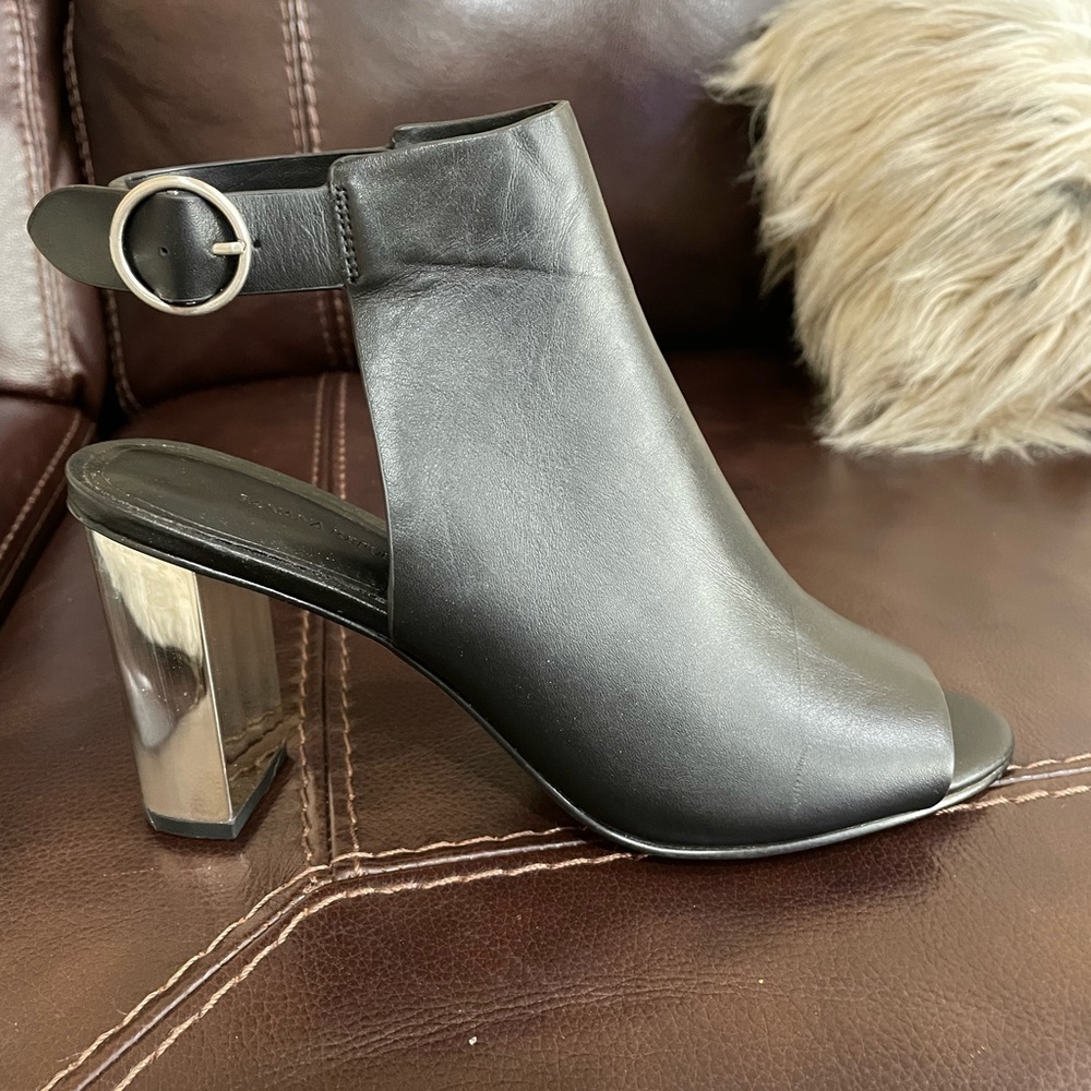 BANANA REPUBLIC - New never worn modern black Sandals from Banana Republic.